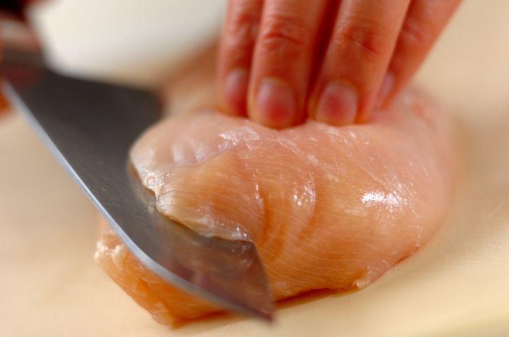 鶏胸肉の酒蒸し フライパンで簡単 しっとり柔らか by金丸 利恵さんの下準備1