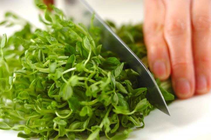 豆苗のオイスター炒めの下準備1