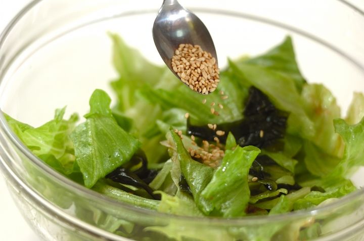 レタスとワカメのラー油和えの作り方2