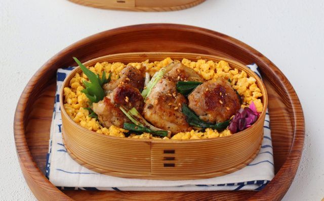 トレイにのせた「小ねぎ焼き鶏丼」「レンジ卵そぼろ」の2品弁当