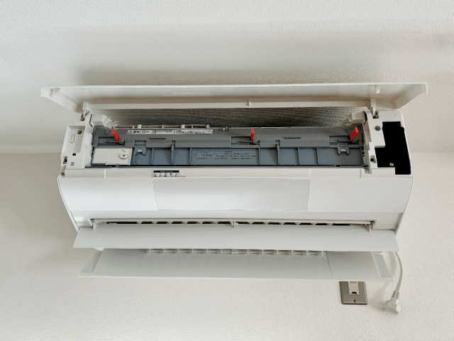 エアコンカバーを外したところ