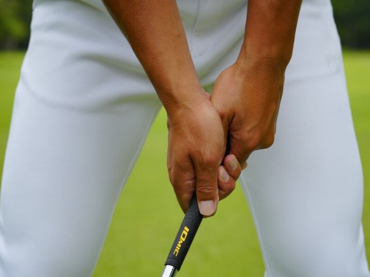 どっちが正解？アイアンでしっかり飛ばすコツは「手首の角度」