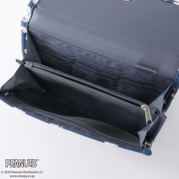 カードポケット、ファスナーポケット、メッシュポケット、ペンホルダーまでそろう収納設計