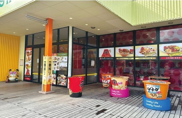 フードスタジアム入口には、巨大な辛ラーメン・キムチラーメン・ノグリのカップ麺オブジェがずらり。記念撮影にうってつけ