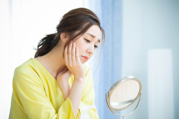 無理なダイエットで肌荒れの症状が出ている人も（画像はイメージ）