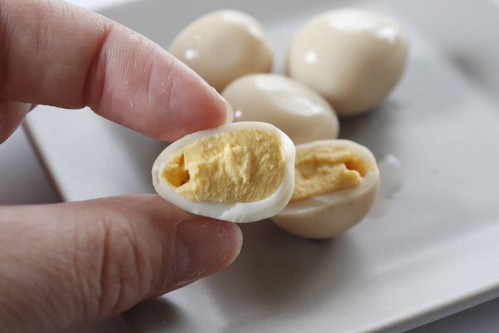 うずらのたまご うま塩だれ味 色