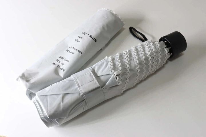 ダイソーの遮光折りたたみ傘（ピコレース）