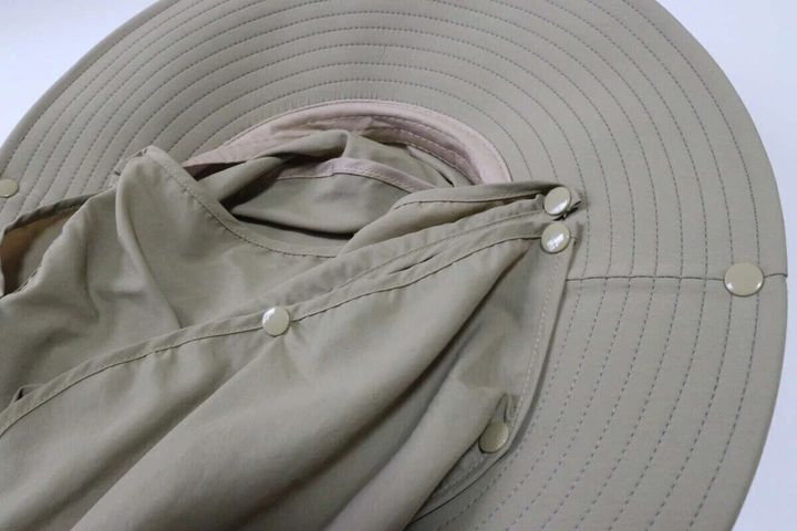 ネックカバーハットを着用している様子