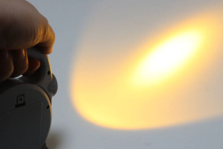 ダイソー 手持ちライト（グレー） 手持ち 使用例