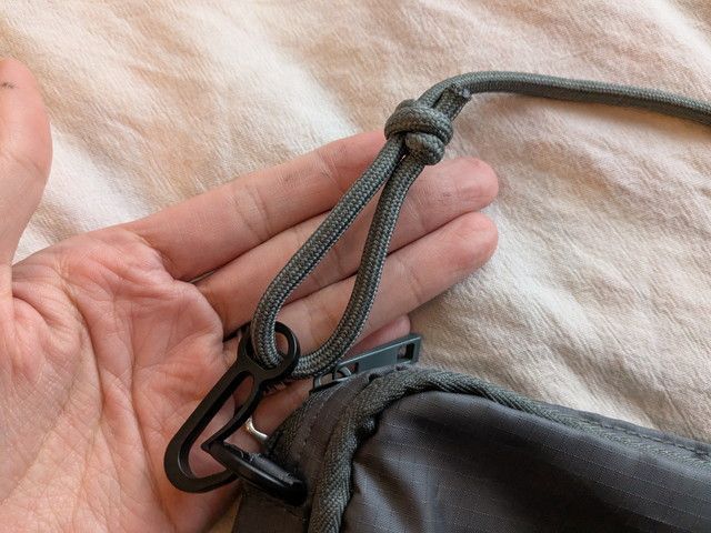 ショルダーバッグのコードとカラビナフックのアップ。アウトドアらしい仕様
