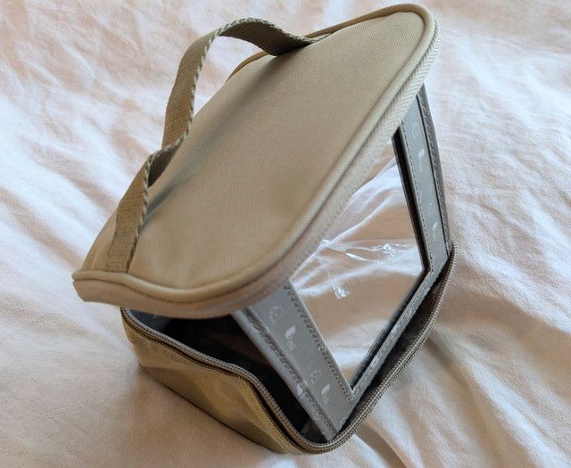 バニティポーチのふたを開けたようす。面ファスナーで取り外しできるミラーが内側についている