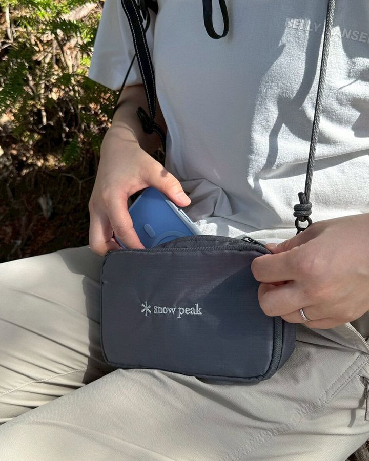 リンネル6月号の付録は「たっぷり収納力のお財布ショルダーバッグ」登山ではハンドフリーに