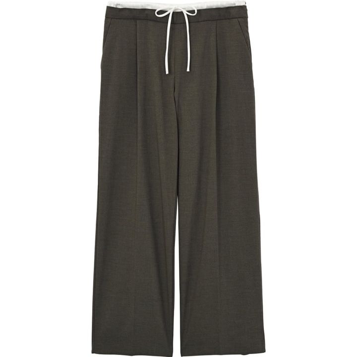 パンツをレイヤードしているかのようなダブルウエストデザイン。スラックスパンツ￥6,590（ザラ／ザラ カスタマーサービス）
