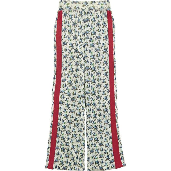 柔らかな花柄ニットパンツにサイドラインでピリッとエッジを効かせて。ニットパンツ￥42,900（オープン セサミ クラブ）