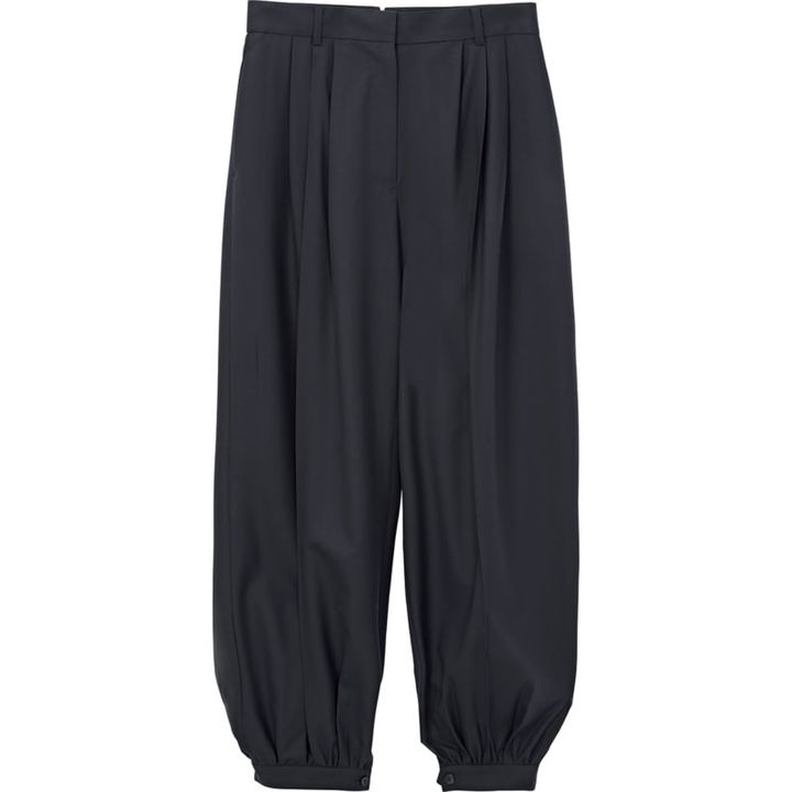 タック入りのスラックスもパラシュート型が新鮮。裾のボタンを開けてシルエットチェンジも。パンツ￥61,000（エブール／リトルリーグ インク）