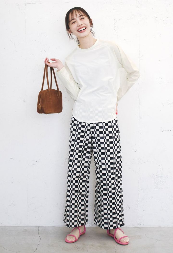 チェックパンツ￥41,800（フィーニー） ラグランTシャツ￥17,600（RHC／RHC ロンハーマン） 中に着たカップインキャミ￥17,600（ギャルリー・ヴィー／ギャルリー・ヴィー 丸の内店） イヤリング￥2,640（アネモネ／サンポークリエイト） バングル￥103,400（バルブス／ズットホリック） バッグ￥59,180（オブラダ／シンチ） シアーソックス￥880（靴下屋／タビオ） サンダル￥8,910（シップス エニイ × エブローナ／シップス インフォメーションセンター） 