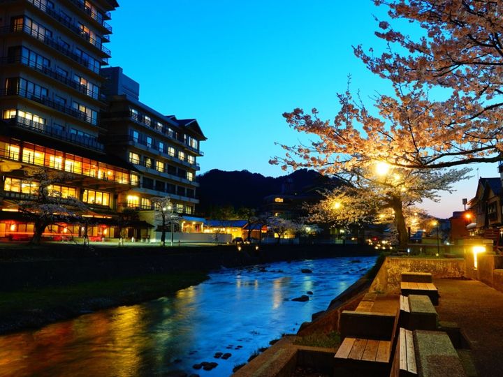 1200年以上の歴史を誇る、山形県鶴岡市の名湯・あつみ温泉。温海川の清流沿いに広がる温泉街は、清らかな水の音と四季折々の自然に包まれています。保湿・保温効果に優れた「美肌の湯」や、活気ある朝市、趣ある足湯などを楽しめる風情豊かな癒しの地です。