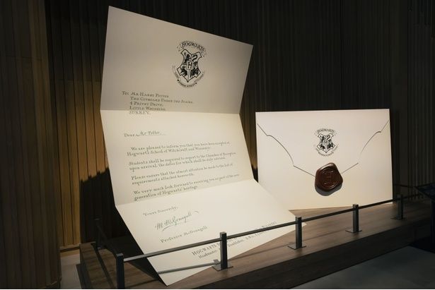 ロビーには招待状が客を出迎える(「ホグワーツからの招待状」) All characters and elements [c] & TM Warner Bros. Entertainment Inc. WB SHIELD: [c] & TM WBEI. Publishing Rights [c]JKR.