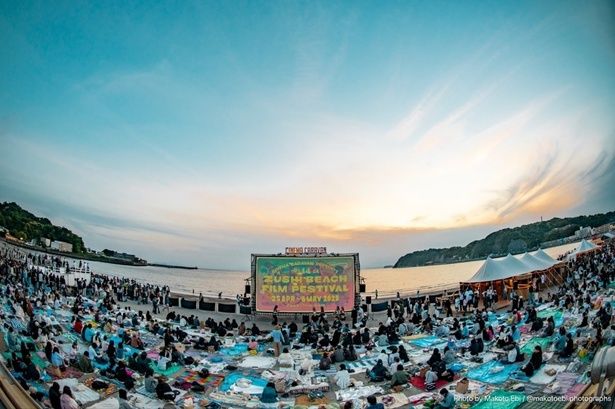 ビーチで開催される野外上映会(「第15回逗子海岸映画祭」) [c] ZUSHI BEACH FILM FESTIVAL All Rights Reserved.