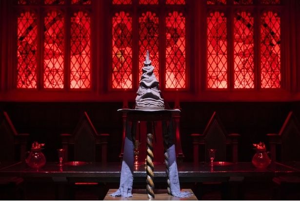 組み分け帽子など名シーンを展示で再現する(「ホグワーツからの招待状」) All characters and elements [c] & TM Warner Bros. Entertainment Inc. WB SHIELD: [c] & TM WBEI. Publishing Rights [c]JKR.