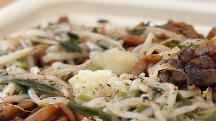 「これハマるわ」「ジャンクすぎる」【ファミマ】のコラボ麺がパンチ抜群