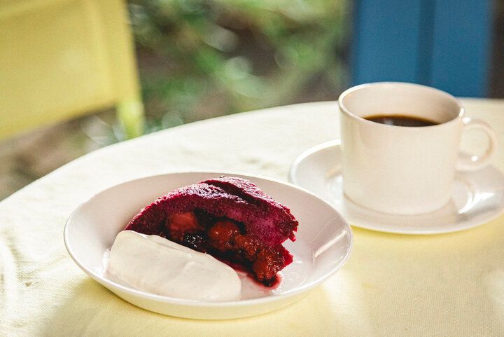 伊豆の海をイメージした爽やかなパステルカラーのカフェへ。下田の「Cafe Den」で手づくりスイーツを♪
