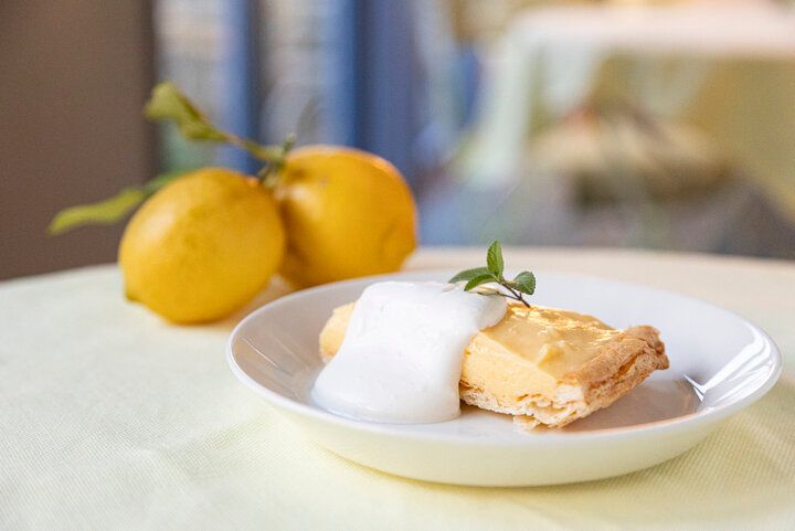 伊豆の海をイメージした爽やかなパステルカラーのカフェへ。下田の「Cafe Den」で手づくりスイーツを♪