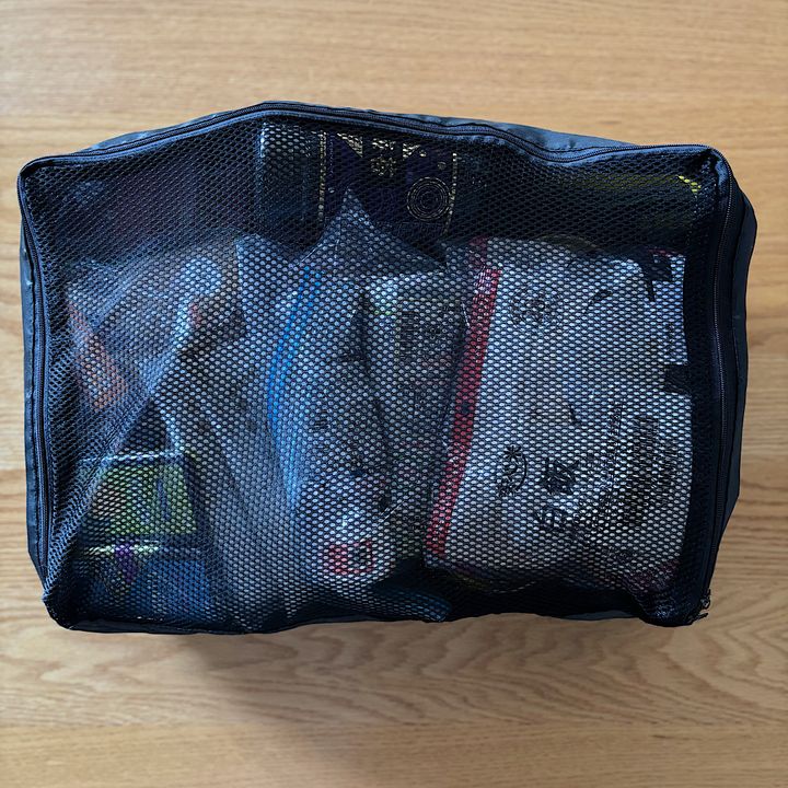 用途別でメッシュポーチにまとめるとスッキリ。アンパッキング、パッキングするときにも効率的。