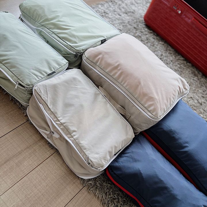 『LIXIA』の圧縮トラベルポーチが超優秀！大量の洋服もすっきり収納可能！家族一人一人色を分けることで、誰のものかすぐわかる！