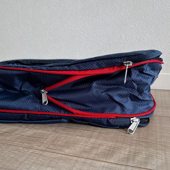 『LIXIA』の圧縮トラベルポーチが超優秀！大量の洋服もすっきり収納可能！ファスナーを閉じれば圧縮できる。