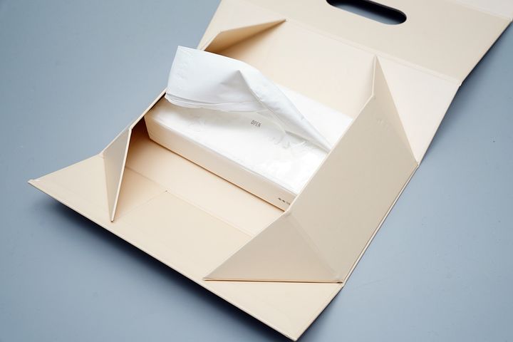 数秒で組み立て可能！スタンダードプロダクツの「紙製マグネットティッシュケース」／￥330（税込み）