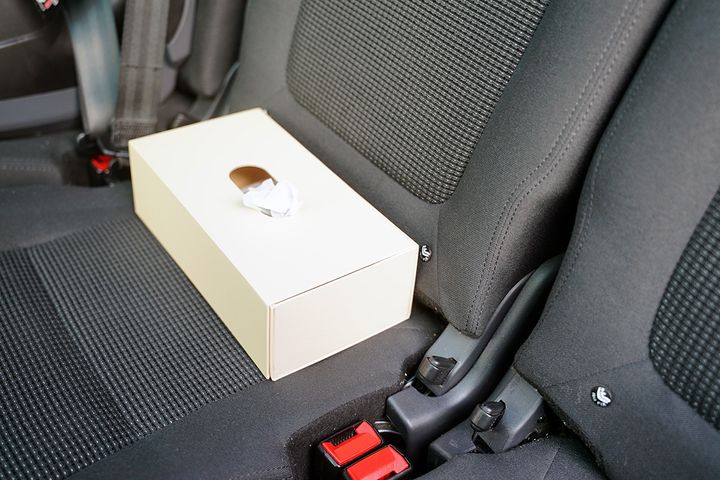クルマで使うティッシュもケースに入れるだけで見た目の印象が大きく変わります。