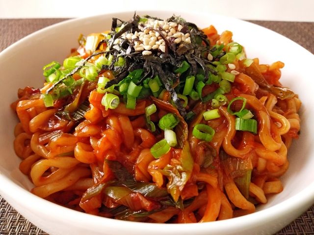 まぜそば風辛ラーメン 上にネギや海苔のチッピング