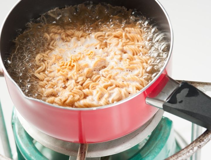 辛ラーメンを作るイメージ 沸騰したお湯と辛ラーメン