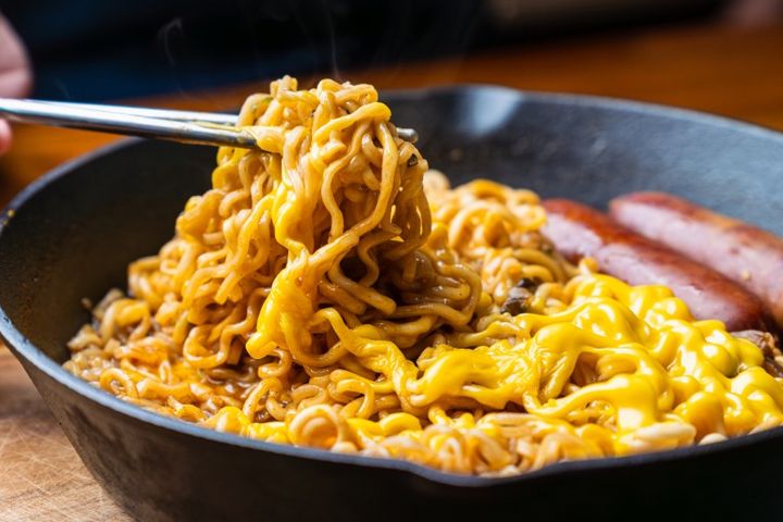 辛ラーメン汁なしアレンジ フライパンにソーセージとチーズと一緒に