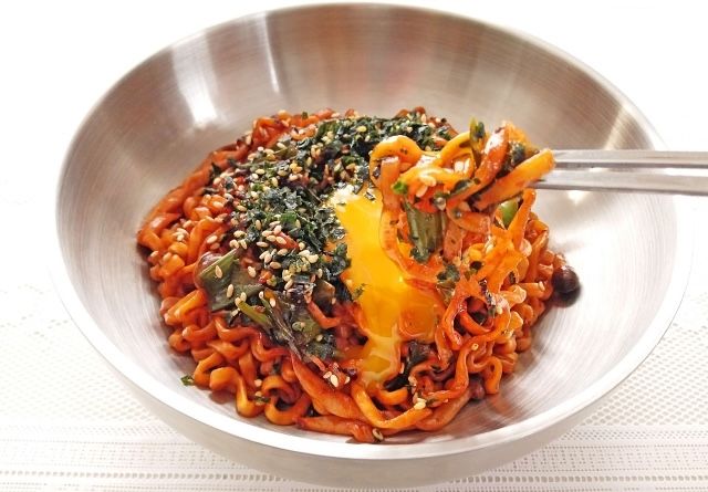 辛ラーメン汁なしアレンジ 黄卵トッピング