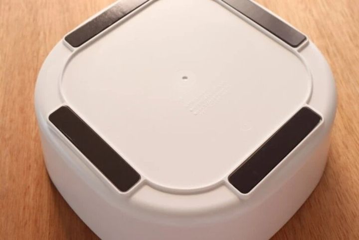 湯おけの底にセットされたマグネット4つ