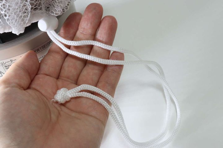 ダイソーのサーキュレーターカバー（無地、ホワイト）の紐
