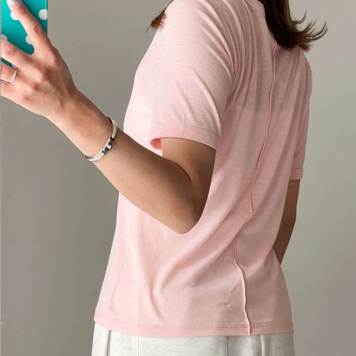 GU ソフトシアークルーネックT 背面 メローデザイン 丈感