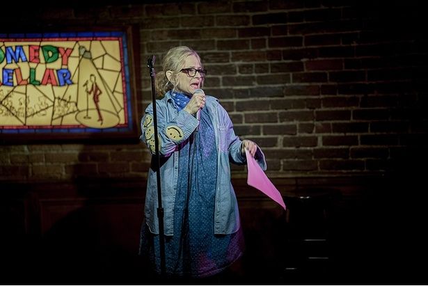 自身の出自や家庭環境、仕事、遊びなどをネタにする(『これって生きてる？』) [c]2026 Searchlight Pictures. All Rights Reserved.