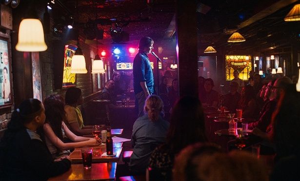 【写真を見る】ロビン・ウィリアムズ、ケヴィン・ハートらも輩出した伝説的なスタンダップコメディのクラブ「コメディ・セラー」(『これって生きてる？』) [c]2026 Searchlight Pictures. All Rights Reserved.