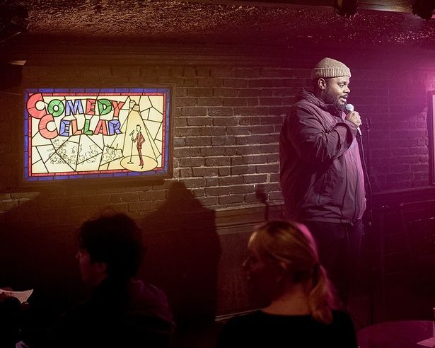 笑わせる相手はあくまで目の前の観衆のみ(『これって生きてる？』) [c]2026 Searchlight Pictures. All Rights Reserved.