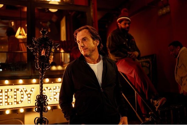 結婚生活が終わりを迎え、妻や息子たちと離れて暮らす中年男アレックス(『これって生きてる？』) [c]2026 Searchlight Pictures. All Rights Reserved.