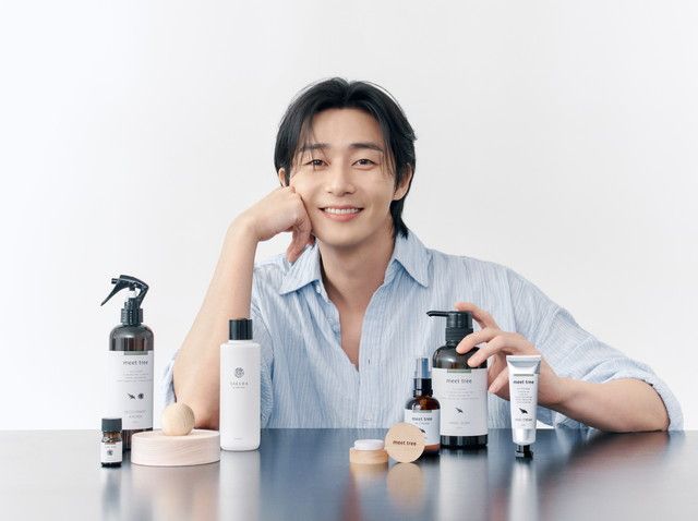 パク・ソジュンがmeet treeのフルラインナップ製品と一緒にテーブルに座っているビジュアル