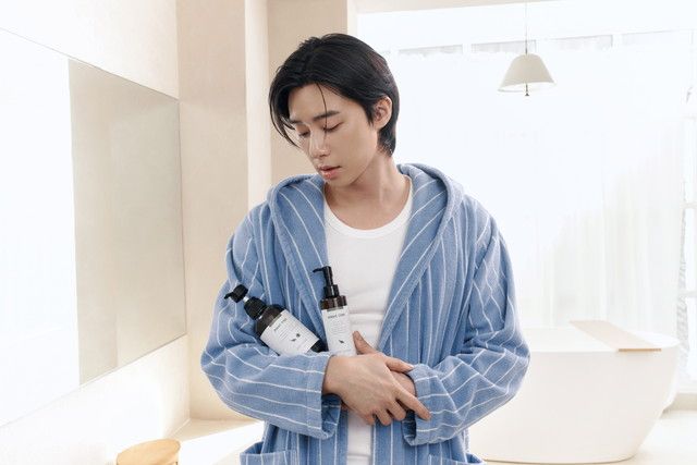 パク・ソジュンがブルーのストライプローブ姿でmeet treeのボトルを抱えている未公開カット