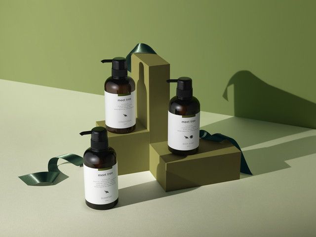 meet treeのポンプボトル3本がグリーンの台に並べられた商品ビジュアル