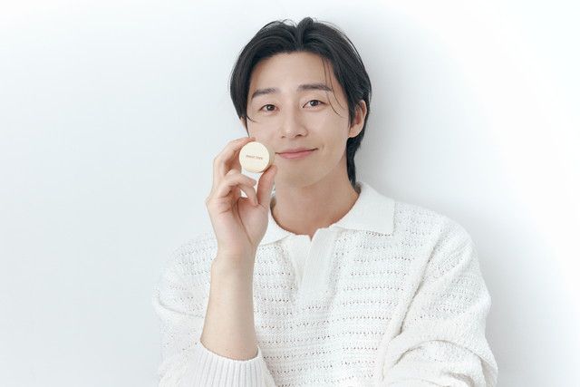 パク・ソジュンが白ニット姿でmeet treeのコンパクトな製品を手に持っている未公開カット