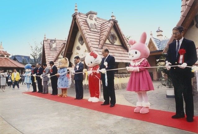 35年のありがとう。これまでと、これからのハーモニーランドの歩みハーモニーランドは1991年の開園以来、多くのお客さまに支えられながら、4月26日（日）に35周年を迎えました。これまでご来園いただいた皆さま、そして地域の皆さまへの感謝の気持ちを胸に、この日を迎えることが出来ました。地域の皆さまと共に一村一品クラフト公園「ハーモニーランド」としてスタートしたことが、ハーモニーランドの原点です。時は流れ、近年では、観光・地域資源・体験価値を融合させた“滞在型エンターテインメント拠点”へと進化させるハーモニーランドの“エンタメリゾート化”を掲げ、大分県との包括連携協定の締結や、大分ハローキティ空港の愛称化、日出町や杵築市とのフレンドシップ宣言など、地域と一体となった取り組みを推進。地域とともに新たな一歩を踏み出しています。