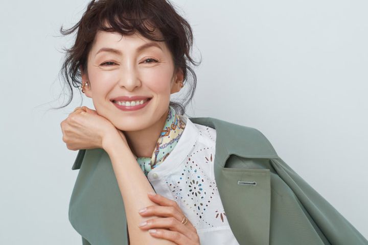 トレンチコート¥63,800、シャツ¥26,400／ともにティッカ スカーフ¥16,500／マニプリ、（左耳）イヤーカフ¥71,500、（右耳上）、イヤーカフ¥59,400、（右耳下）イヤーカフ¥96,800、（左手）リング¥198,000、（右手）フィンガーリング¥201,300／すべてヒロタカ（ヒロタカ表参道ヒルズ）