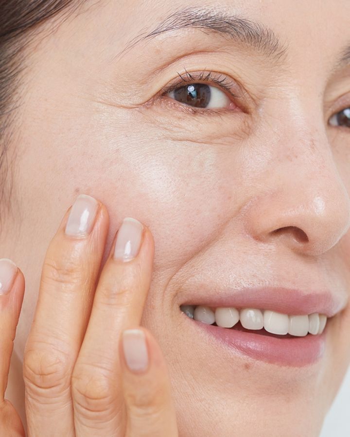 【3】2 本指で赤み部分にグリーンを広げる